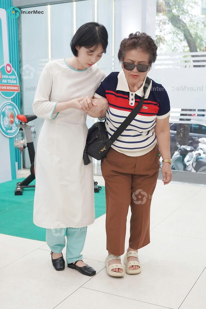 tiếp đón khách hàng